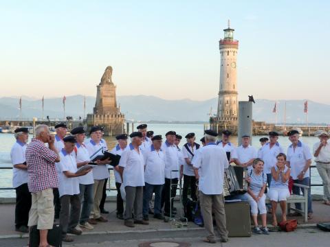 Der Shanty-Chor vor der Lindauer Hafenkulisse